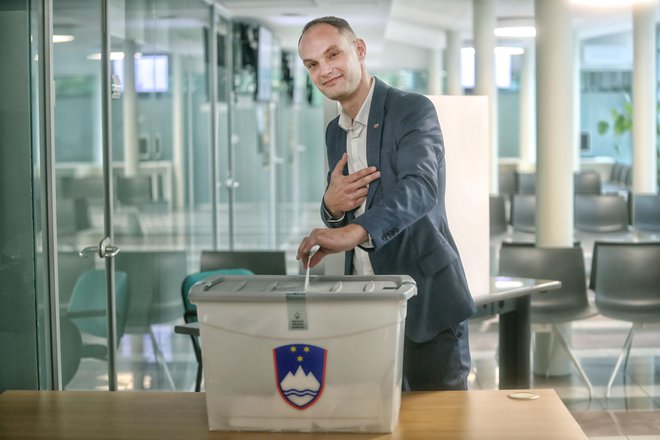 Kot zunanji minister je evropski komisiji v Bruselj poslal pismo, v katerem je tožaril, da v Sloveniji velja &raquo;krivosodje&laquo;. FOTO BLAŽ SAMEC/DELO
