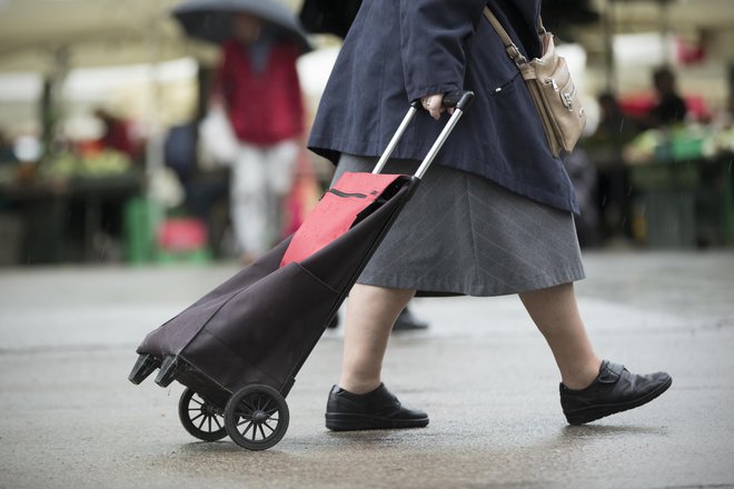 Upokojenci bodo deležni enakega dviga pokojnin, kot so se oktobra zvišale plače zaposlenih v javnem sektorju. FOTO: Jure Eržen/Delo
