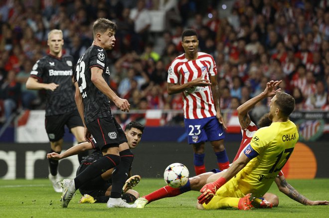 Jana Oblaka (desno) sta v prvem polčasu ukanila Moussa Diaby v 9. in Callum Hudson-Odoi v 29. minuti. FOTO: Susana Vera/Reuters
