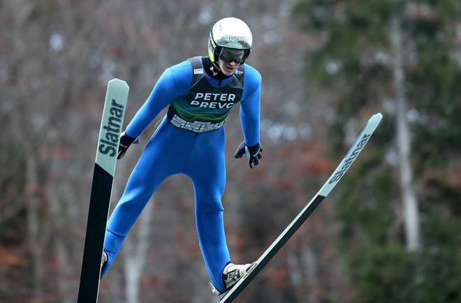 Najizkušenejši slovenski reprezentant Peter Prevc je na zadnjih treningih prikazal že prav spodbudne skoke. FOTO: Blaž Samec/Delo
