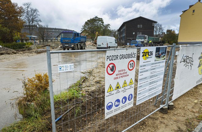 Na zemljišču na Parmovi ulici, velikem okoli 6500 kvadratnih metrov, bodo zgradili pet vila blokov. FOTO:&nbsp;Jože Suhadolnik/Delo
