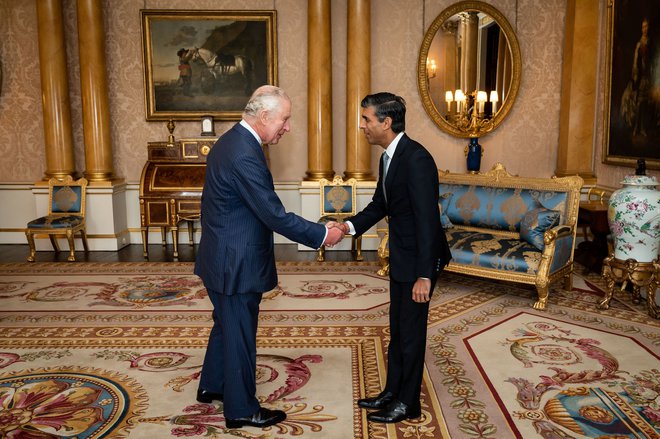 Rishi Sunak (na fotografiji desno) je v torek postal prvi premier njegovega veličanstva Karla&nbsp;III. FOTO: Aaron Chown/AFP
