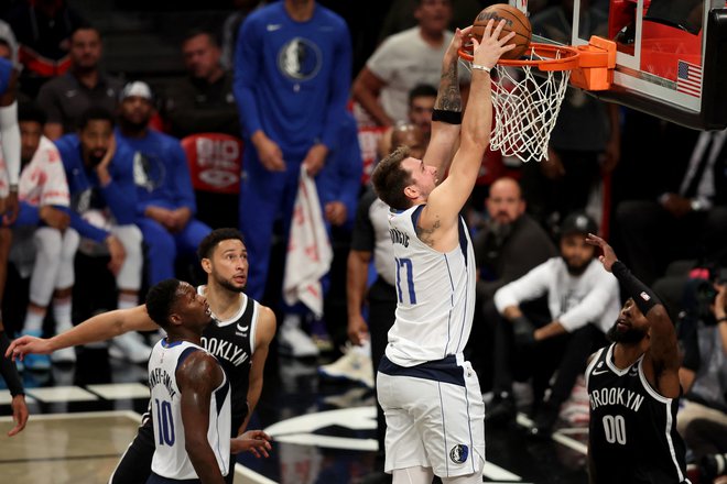 Luka Dončić je bil nerešljiva uganka za Brooklyn, s prvim trojnim dvojčkom v sezoni je Ljubljančan popeljala Dallas do prve gostujoče zmage. FOTO: Brad Penner/Usa Today Sports
