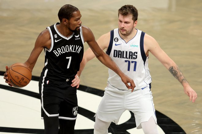 Kevin Durant je z zabijanjem zapeljal tekmo v podlajšek, po katerem pa se je veselil Luka Dončić. FOTO: Brad Penner/Usa Today Sports
