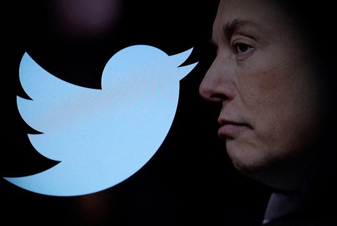 Twitter v objemu Elona Muska. FOTO: Dado Ruvic/Reuters
