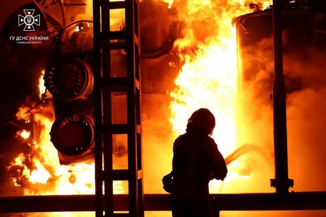 Gasilci gasijo požar, ki se je zanetil po streljanju brezpilotnega letalnika. FOTO: State Emergency Service of Ukraine/Reuters
