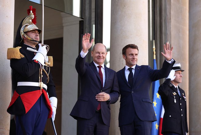 Francoski predsednik Emmanuel Macron med sprejemom nemškega kanclerja&nbsp;Olafa Scholza v Parizu.&nbsp;FOTO:&nbsp;Handout Via/REUTERS
