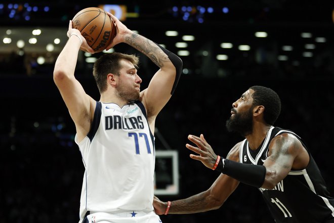 Kyrie Irving ob Luki Dončiću med dvobojem v dvorani Barclays Center. FOTO: Sarah Stier/AFP
