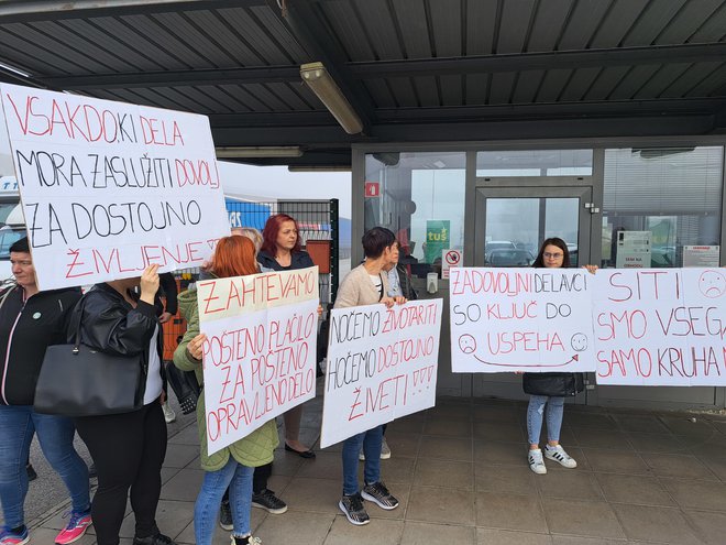 Zaposleni hočejo dostojno plačilo za svoje delo. FOTO: Špela Kuralt/Delo
