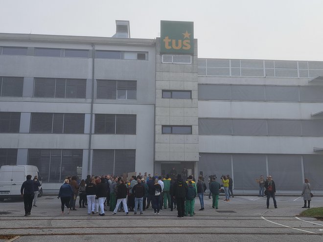 Okoli sto zaposlenih je bilo pred Tuševo stavbo, številni zaposleni pa so se protestu pridružili na delovnem mestu, od koder so pošiljali fotografije, ki jih je Sindikat Tuš objavljal na družbenem omrežju. FOTO: Špela Kuralt/Delo
