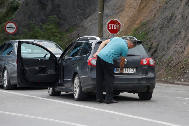 Zaradi skorajda nikakršnega odziva srbskih voznikov so iz Bruslja in Washingtona pritiskali na prištinske oblasti, naj podaljšajo rok še za deset mesecev. Foto Ognen Teofilovski/Reuters
