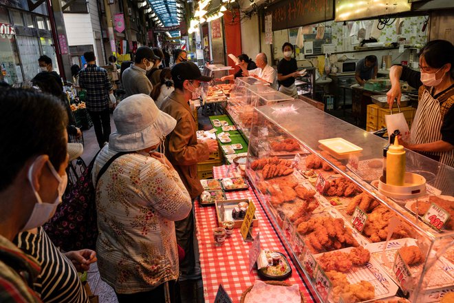 Vrednost jena se je znižala na 150 jenov za ameriški dolar, kar je najnižja vrednost japonske valute po letu 1990. FOTO: Richard A. Brooks/AFP
