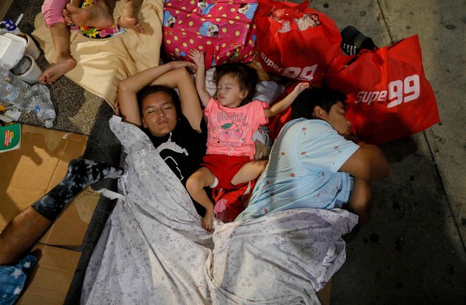 Migrantska družina iz Venezuele, ki ji ni uspelo prebegniti v ZDA,&nbsp;spi na tleh avtobusne postaje v glavnem mestu Paname, Panama Cityju. FOTO:&nbsp;Roberto Cisneros/Afp
