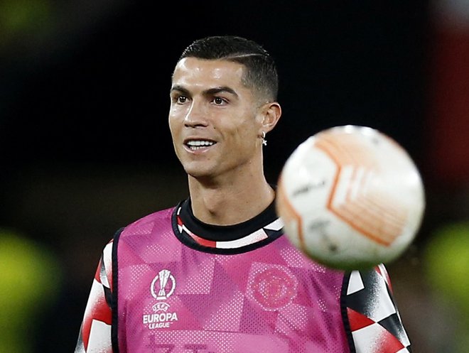 Cristiano Ronaldo še izbira, kje bo nadaljeval kariero, a vse kaže, da bi jo lahko zaključil v domovini na Portugalskem. FOTO: Craig Brough/Reuters
