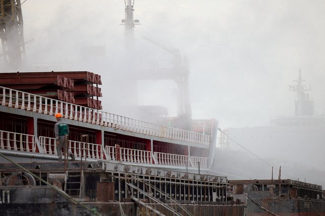 Ladja z žitom v pristanišču Črnomorsk. Fotografija je simbolična. FOTO: Reuters
