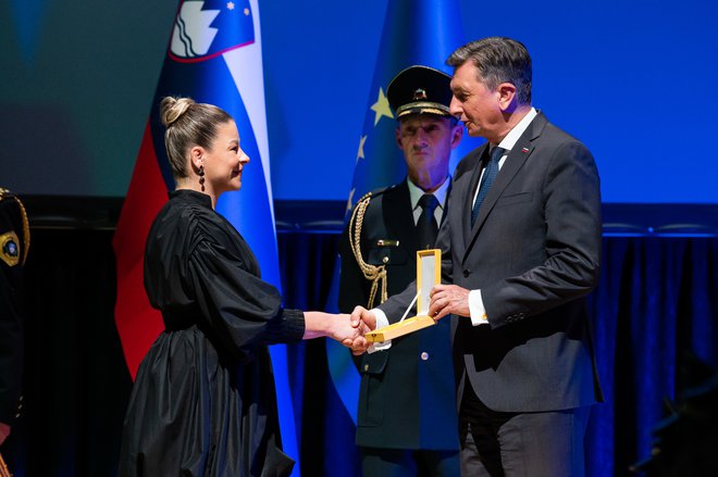 Borut Pahor, predsednik Republike Slovenije, je Tini Trstenjak podelil zlati red za zasluge. FOTO: Rok Rakun/JZS
