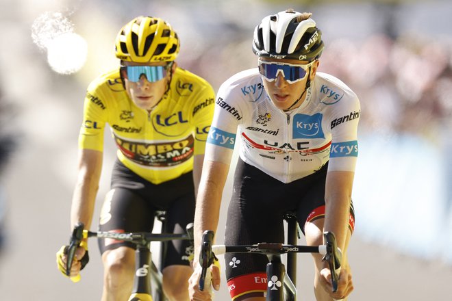 Tadej Pogačar je lani osvojil prestižno kolesarsko lovoriko zlato kolo, letos bo eden od njegovih največjih tekmecev zmagovalec dirke po Franciji Jonas Vingegaard (levo). FOTO: Christian Hartmann/Reuters
