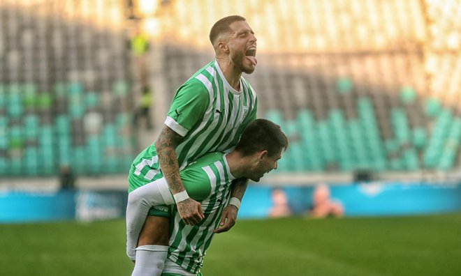 Olimpija je po Mariboru premagala še Koper. Strelca golov sta bila Rui Pedro in Svit Sešlar, ki sta se takole veselila golov. FOTO: Matej Družnik
