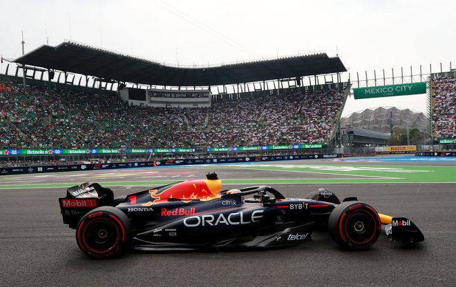 Max Verstappen ne popušča niti po naslovu prvaka. FOTO: Henry Romero/Reuters
