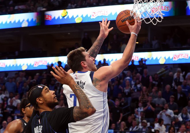 Chuma Okeke poskuša ustaviti Luko Dončića na tekmi v Dallasovem American Airlines Centru. FOTO:&nbsp;Richard Rodriguez/AFP
