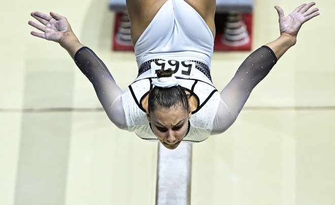 Lucija Hribar med kvalifikacijami na gredi.&nbsp;FOTO: Paul Ellis/AFP
