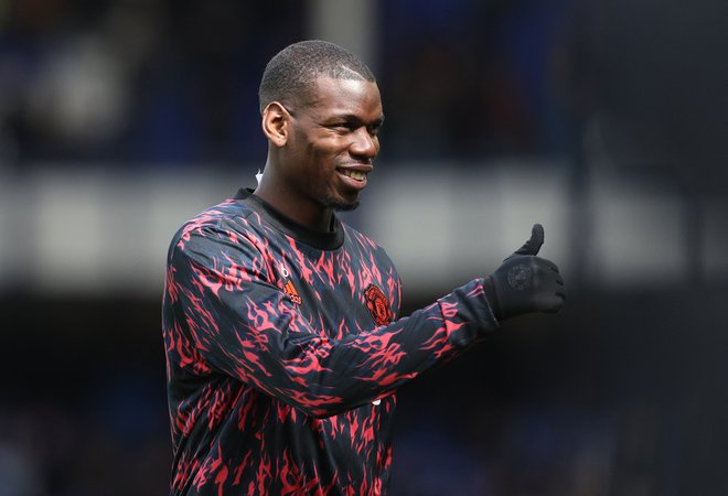 Paul Pogba med ogrevanjem na aprilski tekmi Manchester Uniteda z Evertonom v Liverpoolu. FOTO: Phil Noble/Reuters
