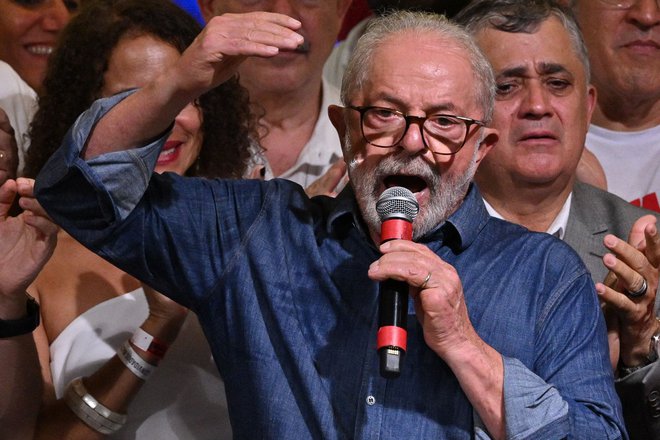 Izvoljeni novi stari predsednik Brazilije Luiz Inacio Lula da Silva med govorom po volitvah.&nbsp;FOTO: Nelson Almeida/AFP
