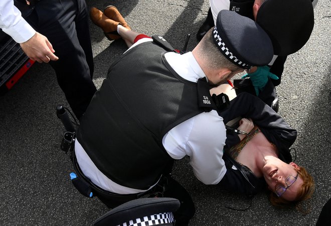 Policisti so aretirali šest protestnikov. FOTO: Toby Melville/Reuters
