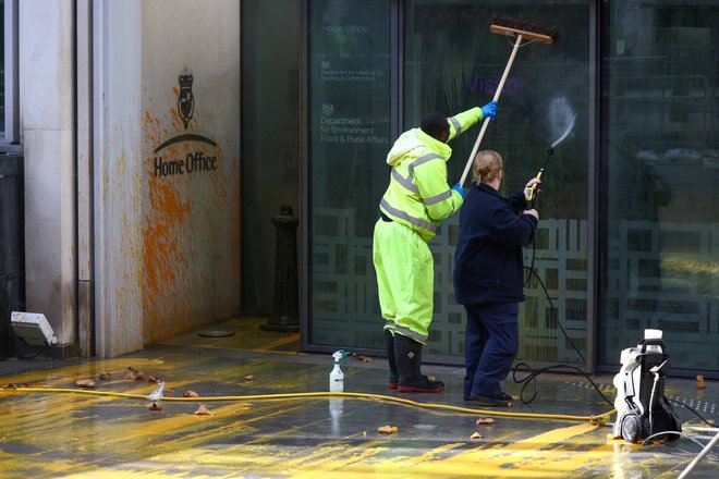 Barva na srečo ni vodoodporna. FOTO: Henry Nicholls/Reuters
