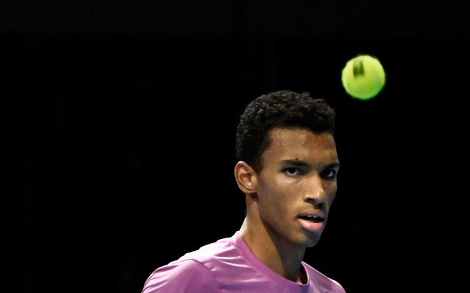 Felix Auger-Aliassime ima v rokah zelo dobre karte. FOTO: Gabriel Monnet/AFP
