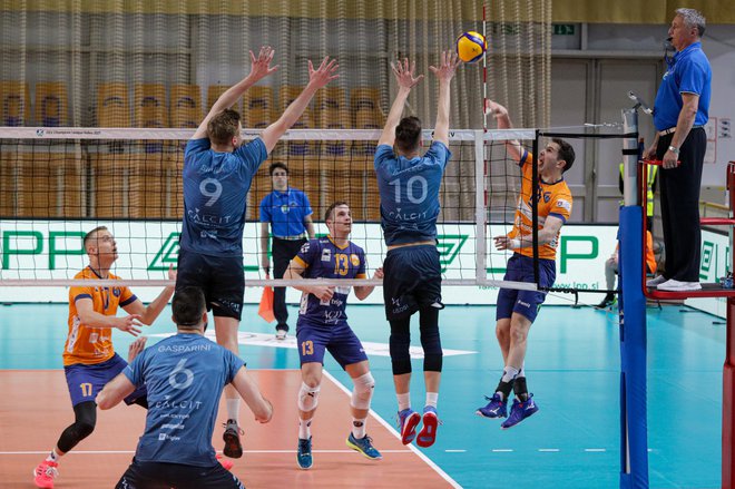 Nikola Gjorgiev (skrajno desno) je bil na mednarodni premieri sezone najučinkovitejši. FOTO:&nbsp;Voranc Vogel/Delo
