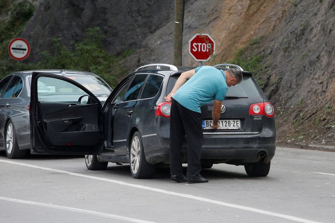 Na mejnem prehodu Jerinje so srbski vozniki dobivali opozorila zaradi registrskih tablic. FOTO:&nbsp;Ognen Teofilovski/Reuters

