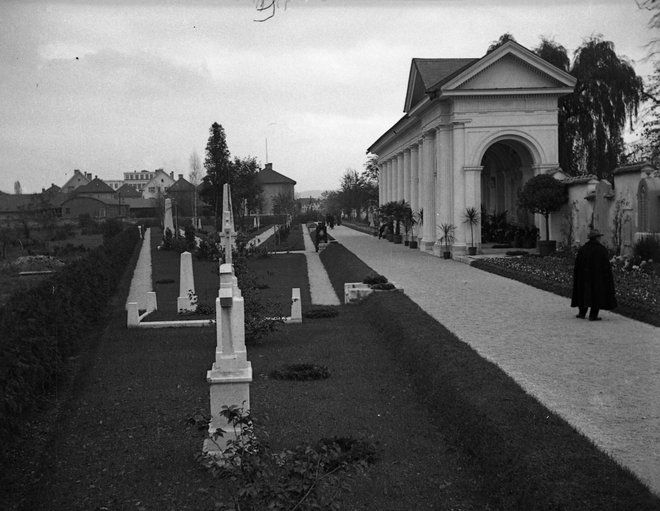 Fotografija Navja, ki jo je kmalu po odprtju spominskega pokopališča leta 1938 posnel fotograf Peter Naglič. Vir Društvo Peter Naglič
