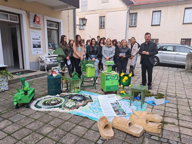 Dijaki so se tokrat ukvarjali z vprašanjem zelenih površin v Celju. FOTO:&nbsp;Špela Kuralt/Delo
