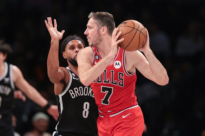 Goran Dragić v prodoru ob Pattyju Millsu&nbsp;med torkovim dvobojem v dvorani Barclays Center. FOTO: Vincent Carchietta/USA Today Sports
