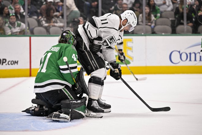 Anže Kopitar&nbsp;pred vratarjem Dallasa Scottom Wedgewoodom.&nbsp;FOTO: Jerome Miron/USA Today Sports
