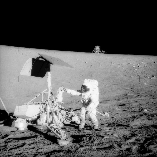 Surveyor 3 in astronavt Charles Conrad FOTO: Nasa
