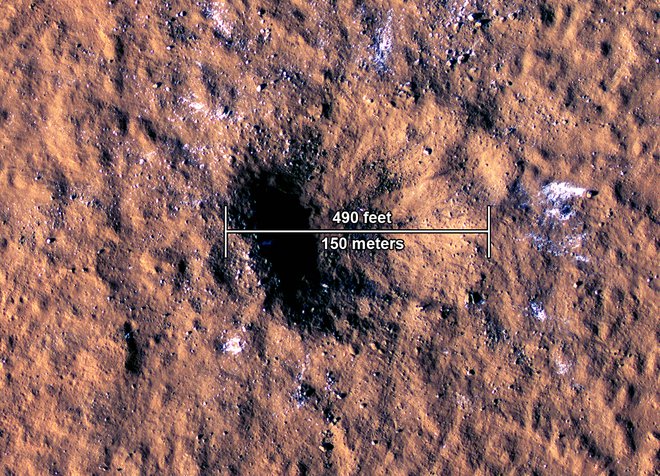Krater na Marsu, ki je nastal 24. decembra 2021. FOTO: NASA/JPL-Caltech/University of Arizona
