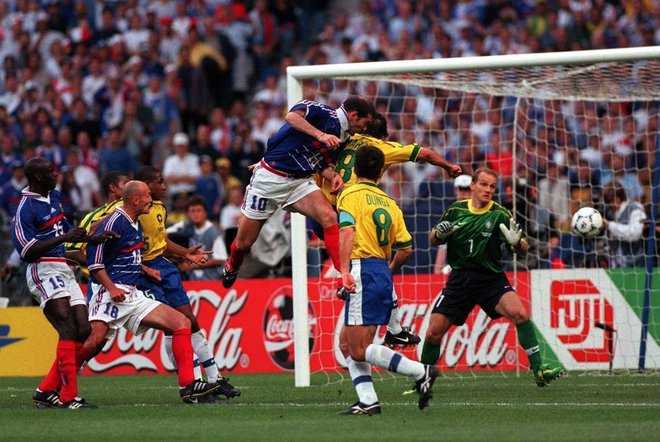 Zinedine Zidane je oba svoja zadetka v finalu SP leta 1998 dosegel s strelom z glavo. FOTO: Reuters
