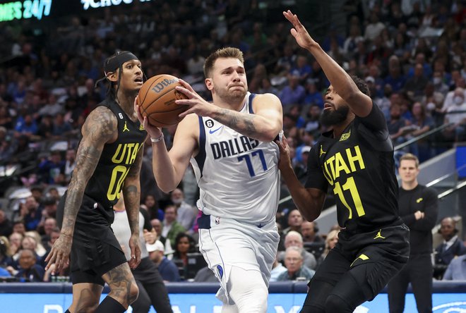 Luka Dončić iz tekme v tekmo piše zgodovino lige NBA. Proti Utahu je znova presegel mejo 30 točk in Dallas poplejal do četrte zmage v sezoni.&nbsp; FOTO: Kevin Jairaj/Usa Today Sports
