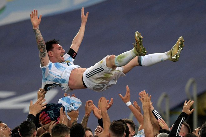 Lionel Messi je v Riu de Janeiru lani tekmo končal na rokah soigralcev. FOTO: Carl De Souza/AFP
