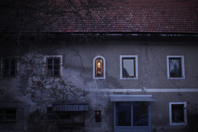 Koliko stisk starejših in njihovih svojcev, ki bi se jih dalo s pametno politiko dolgotrajne oskrbe odpraviti, se skriva za zidovi hiš in stanovanj? FOTO: Jure Eržen/Delo
