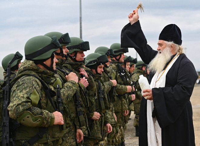 V Rostovu pravoslavni duhovnik blagoslavlja rezerviste, ki so jih vpoklicali, da branijo novo osvojena ruska ozemlja v Ukrajini.

FOTO:&nbsp;Sergej Pivovarov/Reuters
