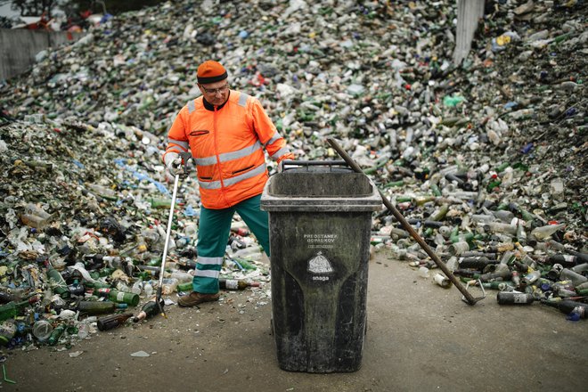 Kupi se večajo, država počisti, pa spet zrastejo. Sistem očitno ne deluje. FOTO: Uroš Hočevar/Delo
