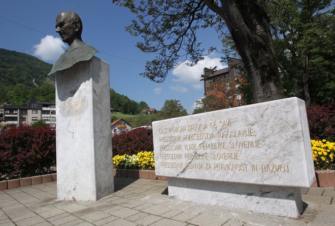 Bronasti kip dr. Janeza Drnovška v zagorskem mestnem parku. FOTO: Dejan Javornik
