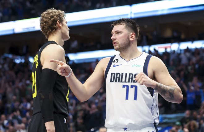 Luka Dončić je dobil tudi bitko s Fincem Laurijem Markkanenom (levo). FOTO: Kevin Jairaj/USA Today Sports
