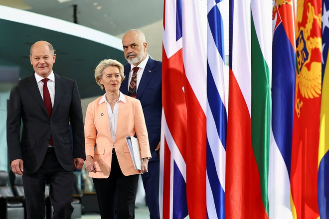 Nemški kancler Olaf Scholz (levo, na fotografiji s predsednico evropske komisije Ursulo von der Leyen in albanskim premierom Edijem Ramo)
je na vrhu berlinskega procesa pozval k večjim prizadevanjem za vključitev držav Zahodnega Balkana v EU. Foto Lisi Niesner/Reuters
