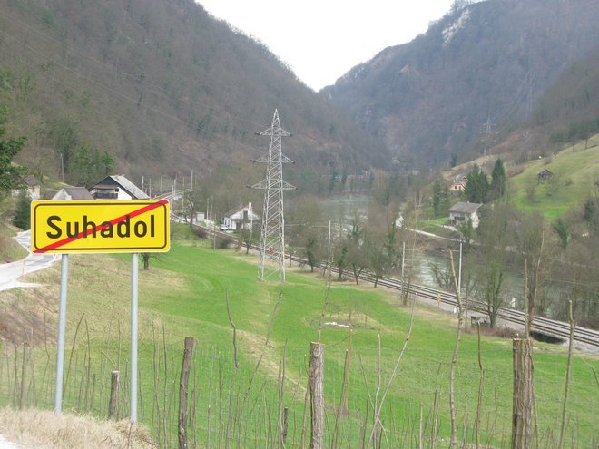 Obstoječa cesta Hrastnik-Zidani Most že dolgo ni več varna za promet. FOTO: Polona Malovrh
