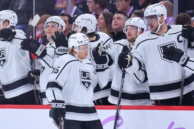 Anže Kopitar (desno) je čestital soigralcu&nbsp;Blaku&nbsp;Lizottu&nbsp;po golu, ki je bil sicer eidni na tej tekmi za Los Angeles.&nbsp;FOTO:&nbsp;Michael Reaves/AFP
