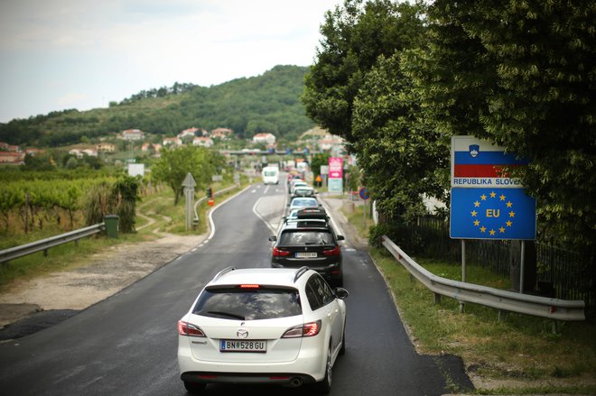 Rešitev za tranzitni promet proti Hrvaški Istri iščejo že od sedemdesetih let prejšnjega stoletja. FOTO: Jure Eržen/Delo
